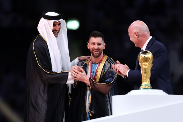 Lors de la remise de récompenses après la victoire de l'Argentine face aux français, Messi a été habillé d'un Bisht par l'Émir du Qatar.