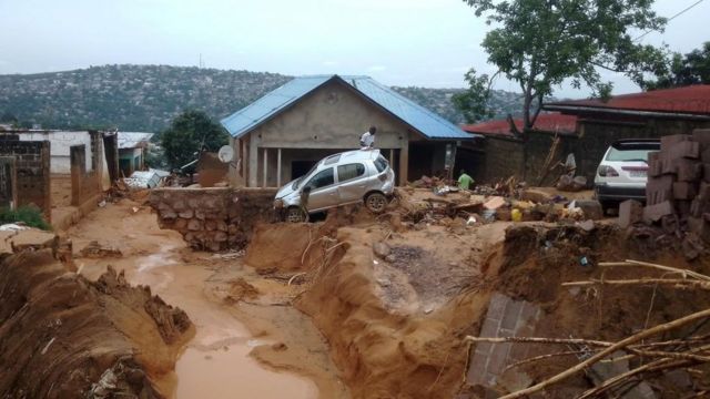 Une inondation a frappé la capitale de la République démocratique du Congo. Le gouvernement annonce trois jours de deuil national.