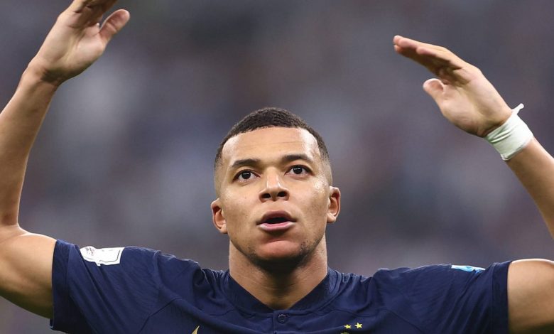 Kylian Mbappé motive ses troupes à la mi-temps contre l'Argentine