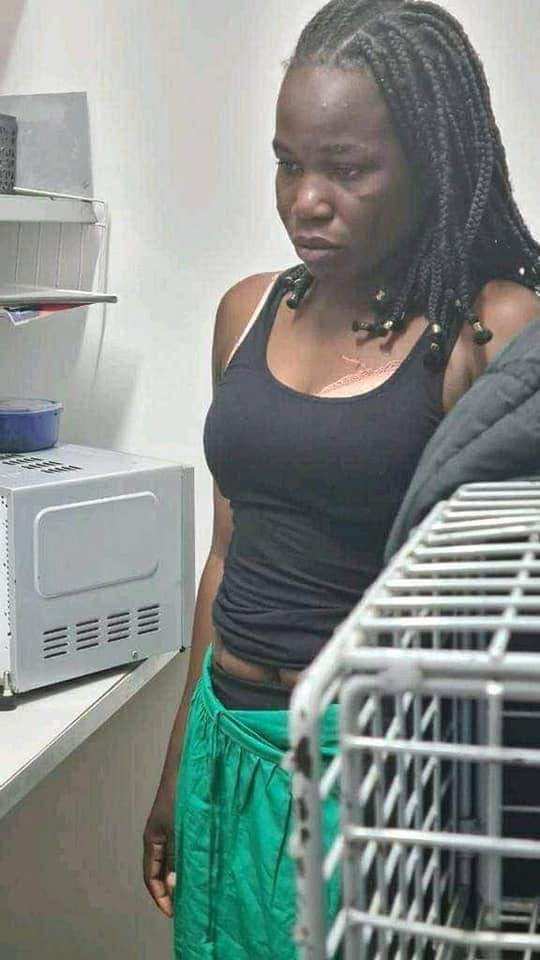 En Afrique du Sud, une jeune femme a été surprise en plein acte de vol. Elle portait une fausse bosse de grossesse pour cacher son butin.