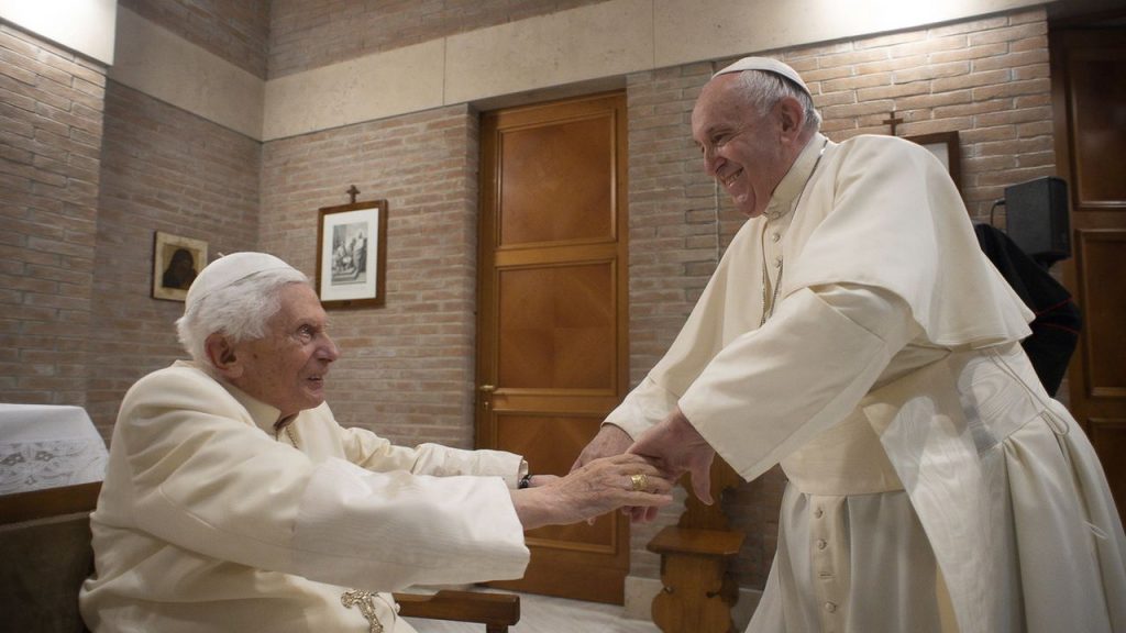 Gravement malade, le pape François appelle à prier pour l'ancien pape Benoît XVI