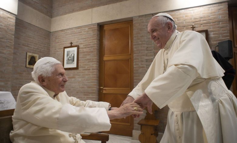 Gravement malade, le pape François appelle à prier pour l'ancien pape Benoît XVI