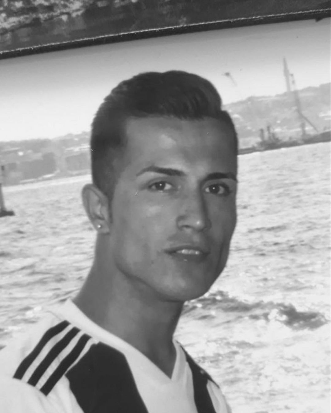 Bewar Abdullah un jeune influenceur devenu star en raison de sa ressemblance frappante avec Cristiano Ronaldo. Il mène une vie incroyable.