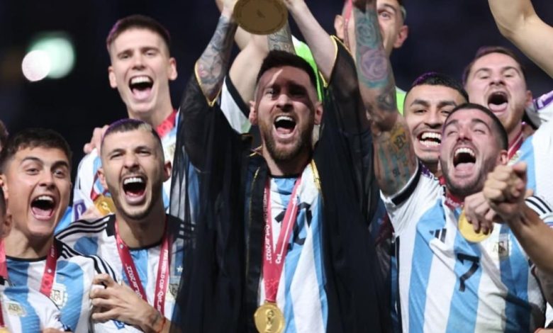 Lors de la remise de récompenses après la victoire de l'Argentine face aux français, Messi a été habillé d'un Bisht par l'Émir du Qatar.