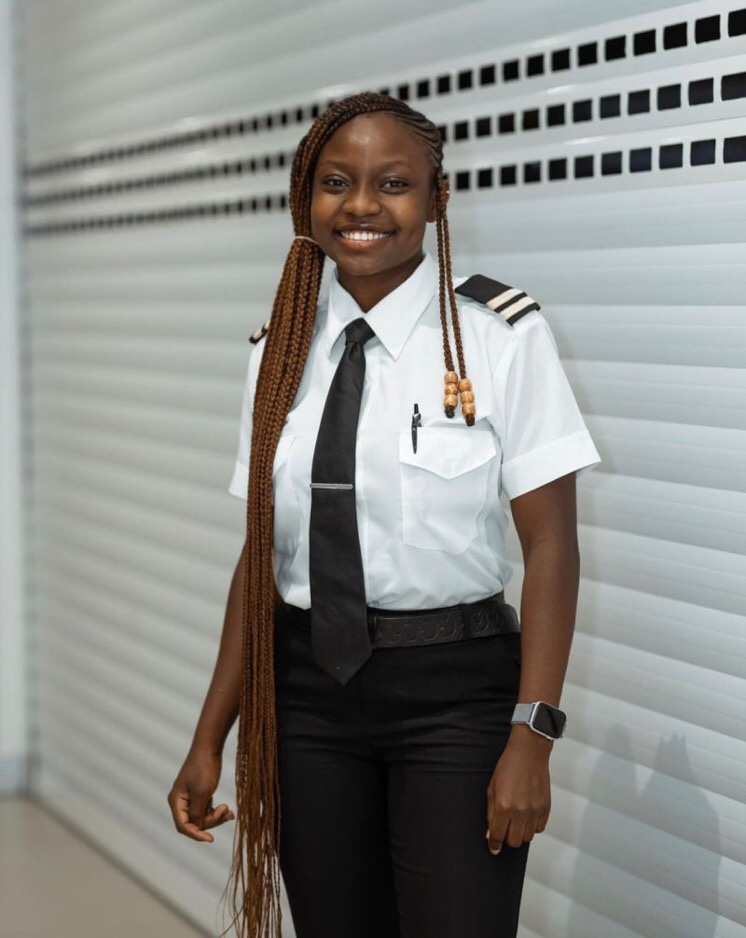 Audrey Maame Esi Swatson est une jeune pilote ghanéenne âgée de 25 ans. Son parcours inspirant fait d'elle un modèle pour les jeunes.