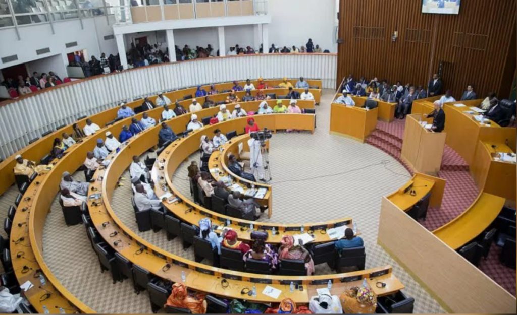 En pleine réunion parlementaire, les députés Massata Samb et Amy Ndiaye Gniby se livrent à une violente bagarre. La séance a été suspendue.