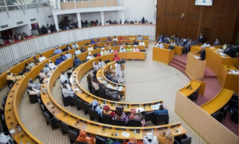 En pleine réunion parlementaire, les députés Massata Samb et Amy Ndiaye Gniby se livrent à une violente bagarre. La séance a été suspendue.