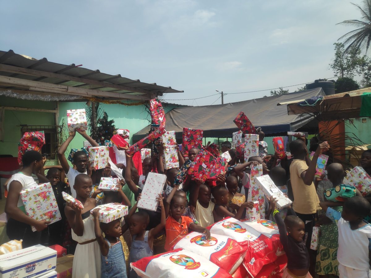Ce vendredi 23 décembre l'ONG main d'Afrique a offert des cadeaux et des vivres d'une valeur de plus d'1 million à l'orphelinat Jean Emmanuella.