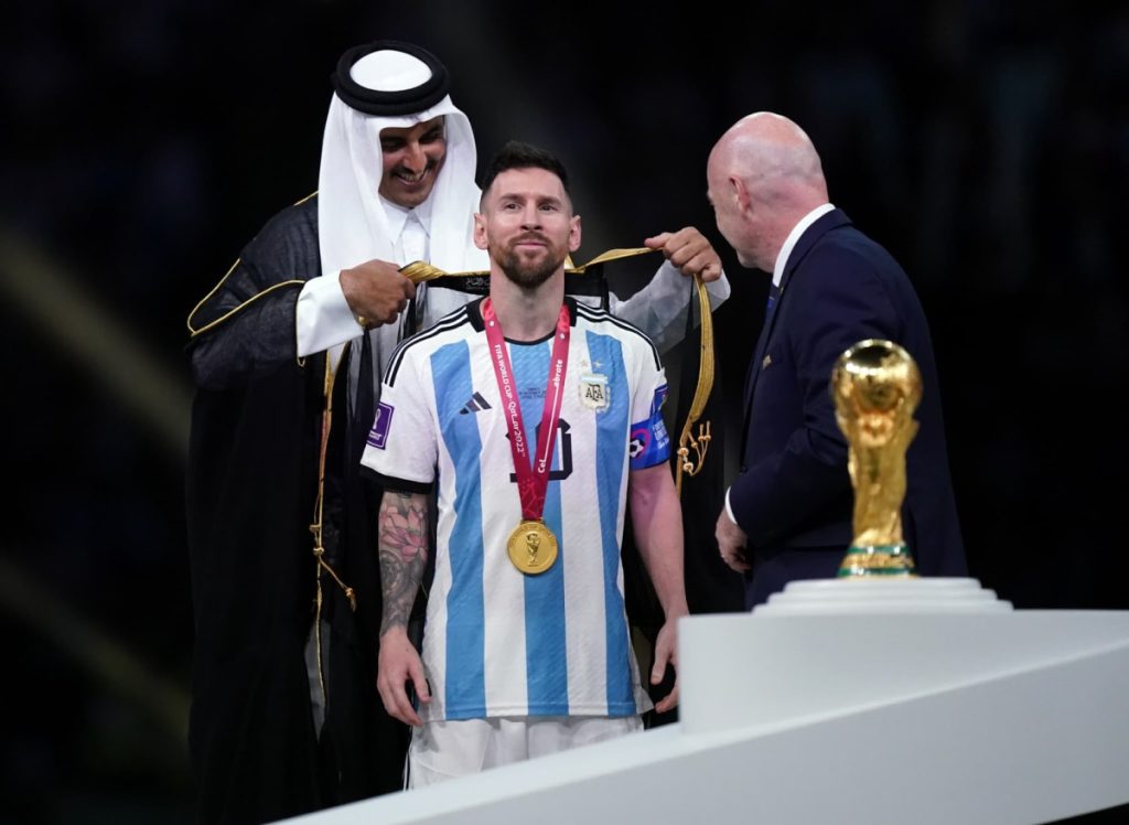 Lors de la remise de récompenses après la victoire de l'Argentine face aux français, Messi a été habillé d'un Bisht par l'Émir du Qatar.