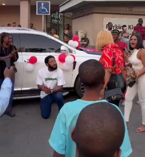 Au Nigeria, un jeune homme fait sa demande en mariage en public et se prend une gifle de la part de sa petite amie très embarrassée.