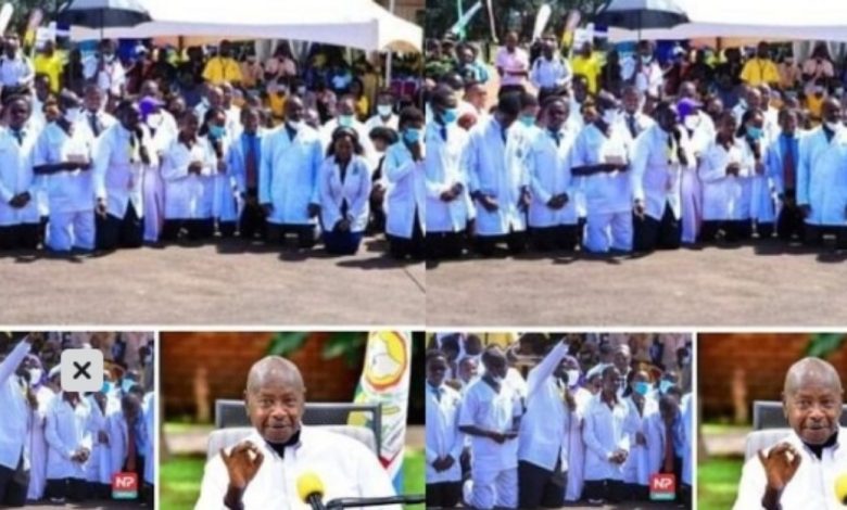 Des médecins se mettent à genou et demandent au président Ougandais un 7 ème mandat