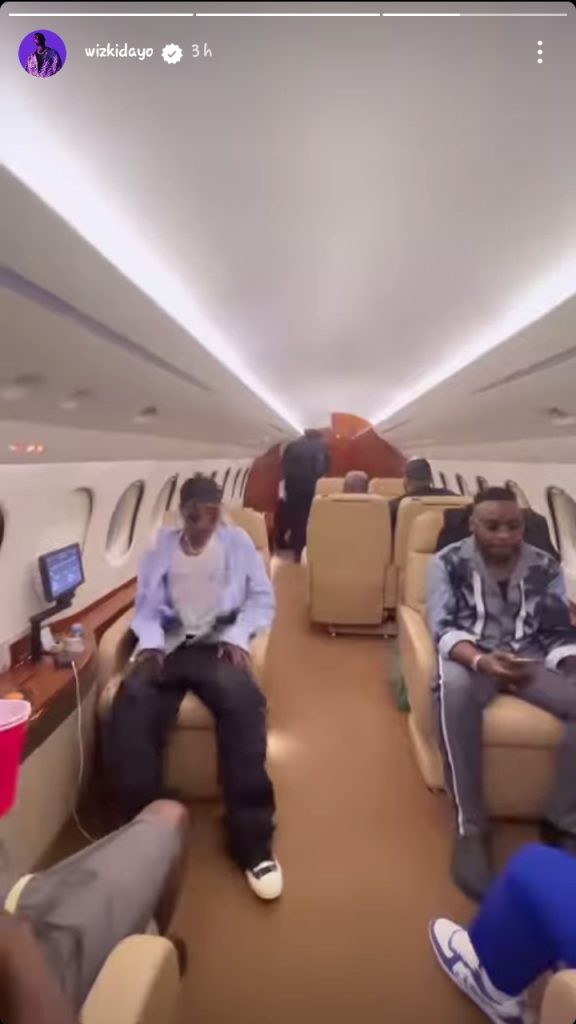 ð´ Attendu pour son concert à Abidjan, Wizkid passe du bon temps avec des membres de son staff dans un Jet privé ð