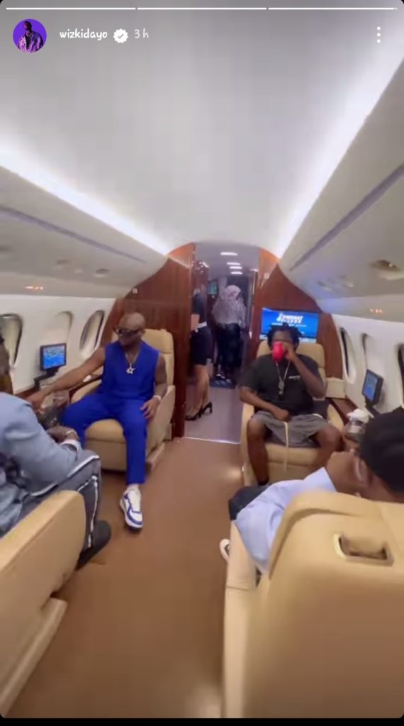 ð´ Attendu pour son concert à Abidjan, Wizkid passe du bon temps avec des membres de son staff dans un Jet privé ð