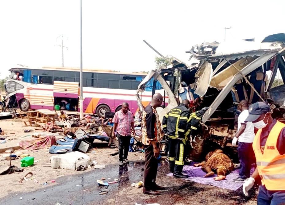 Accident de la circulation ce jeudi 05 Janvier 2022  la sortie de Yamoussoukro. Deux bus sont entrs en collision, faisant de nombreux victimes.