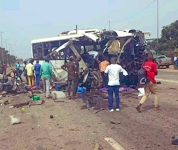 Accident de la circulation ce jeudi 05 Janvier 2022  la sortie de Yamoussoukro. Deux bus sont entrs en collision, faisant de nombreux victimes.