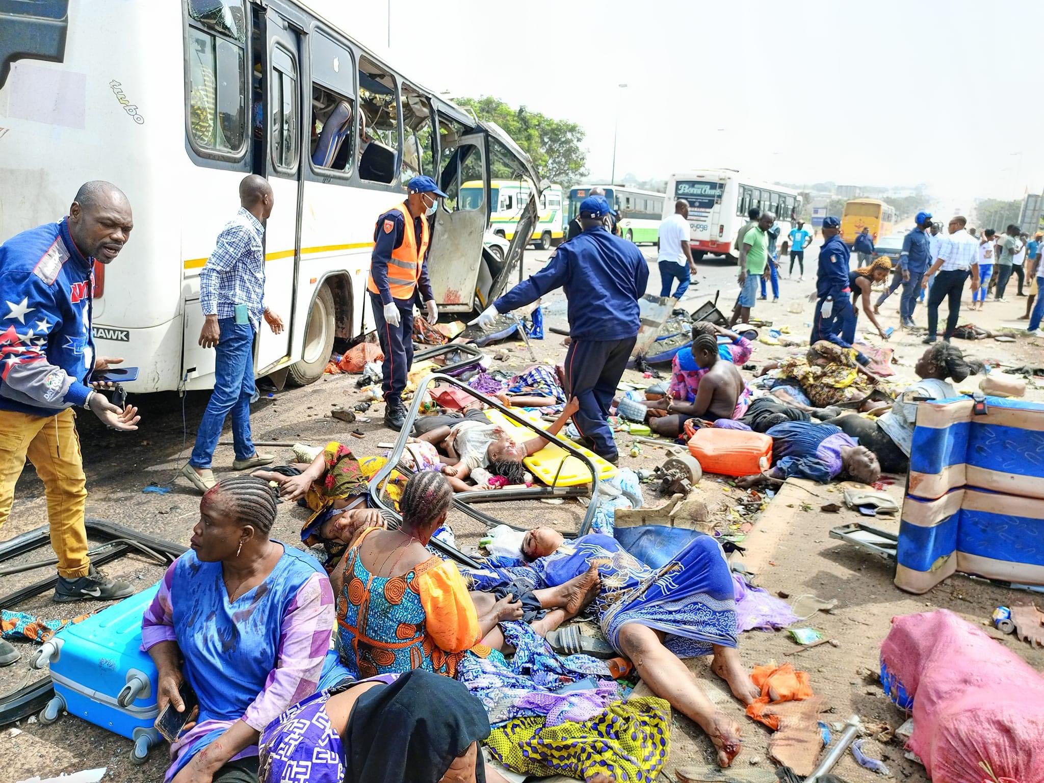 Accident de la circulation ce jeudi 05 Janvier 2022  la sortie de Yamoussoukro. Deux bus sont entrs en collision, faisant de nombreux victimes.