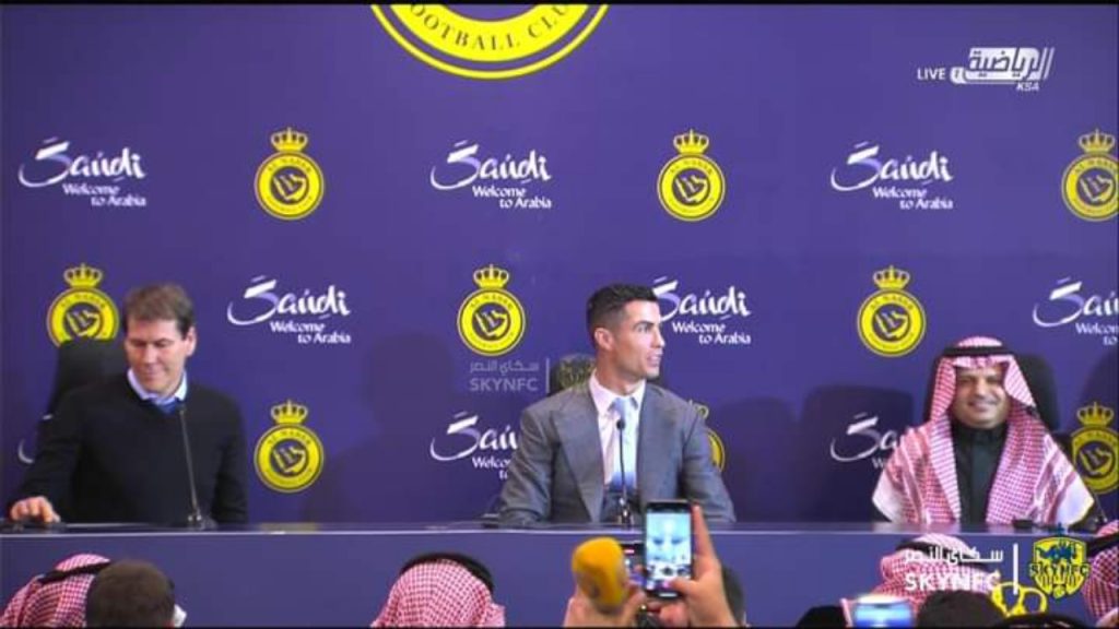 Cristiano Ronaldo en conférence de presse à Al-Nassr