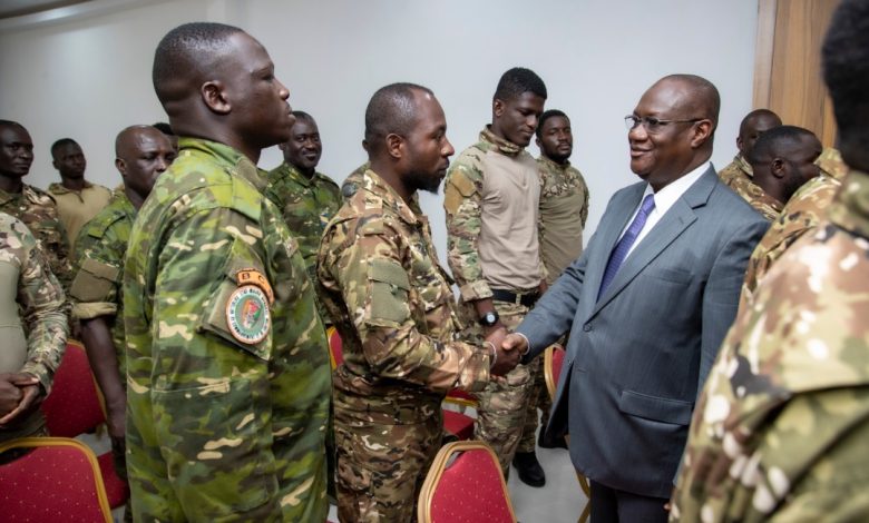 Après leur libération, les 49 soldats ivoiriens se retrouvent à Assinie