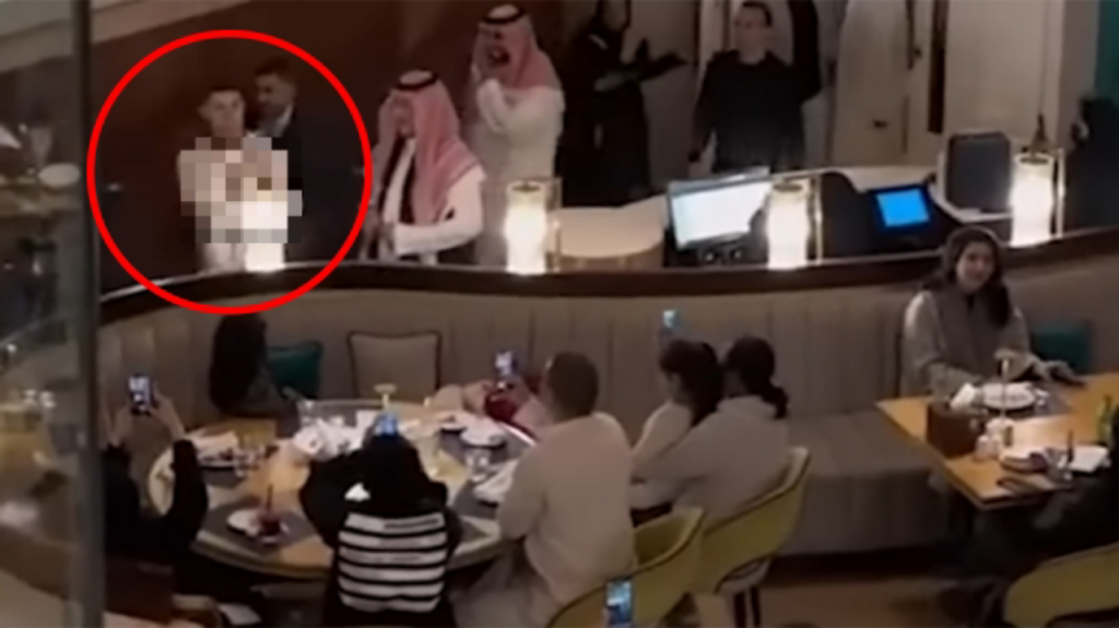 Cristiano Ronaldo nargue des clients dans un restaurant en Arabie Saoudite 