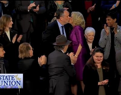 Mardi dernier, Jill Biden l'épouse du président américain Joe Biden et Doug Emhoff, le mari de Kamala Harris se sont embrassés devant le congrès.