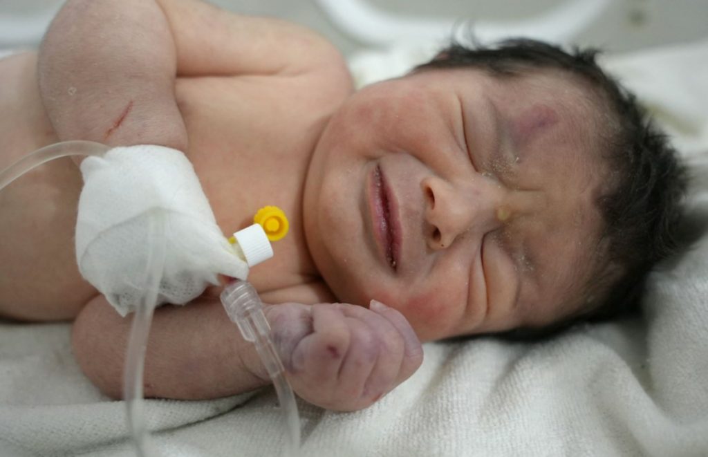 Un bébé a été retrouvée reliée à sa mère décédée dans le séisme qui a ravagé une partie de la Turquie et de la Syrie. Que réserve la vie à Aya ?