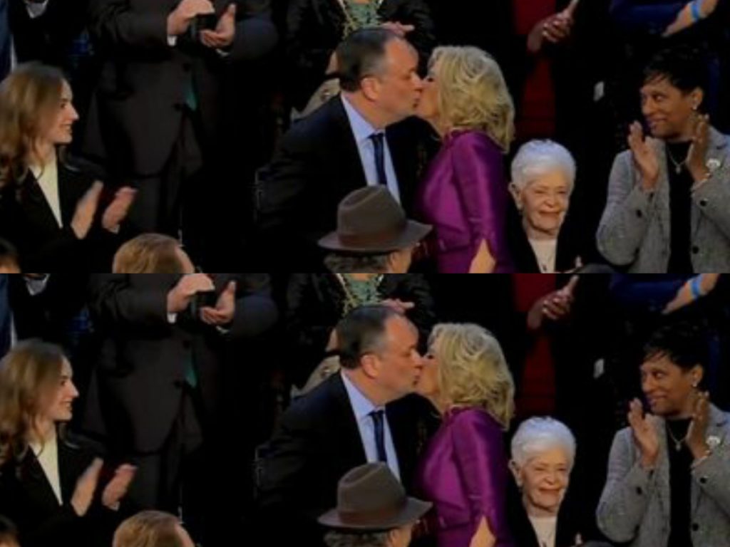 Mardi dernier, Jill Biden l'épouse du président américain Joe Biden et Doug Emhoff, le mari de Kamala Harris se sont embrassés devant le congrès.