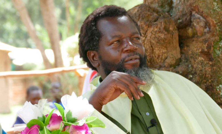 Eliud Simiyu, un Jésus autoproclamé du Kenya criant pour sa mort après avoir entendu des rumeurs sur sa crucifixion pour pâque.