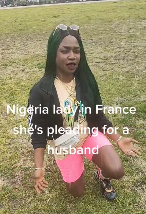 Fatiguée de la Solitude, une femme nigériane basée en France propose un salaire mensuel à l'homme qui voudra l'épouser.