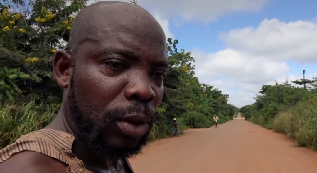 Victime d'accident, Abou se porte volontaire pour réparer l'état des routes de l'intérieur de la Côte d'Ivoire. Son histoire est émouvante...
