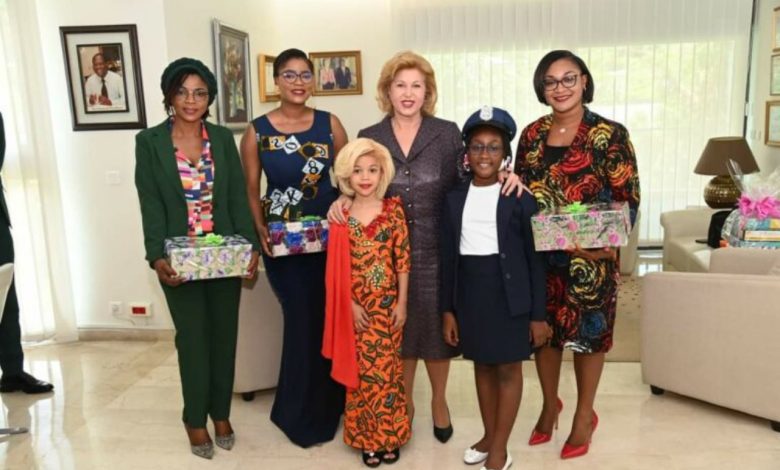 La première dame de Côte d'Ivoire reçoit les stars du Mardi gras et leurs mamans