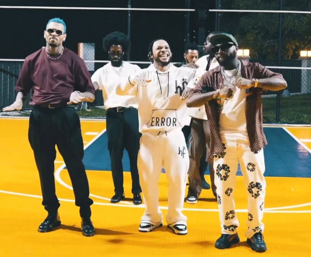 Pour la promotion de son titre "unavailable", Davido réunit les danseurs Chris Brown et Poco Lee dans une vidéo challenge et fait le buzz