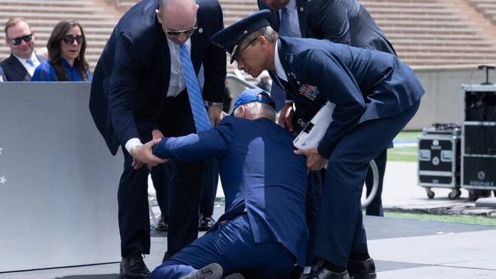 Joe Biden chute en pleine cérémonie