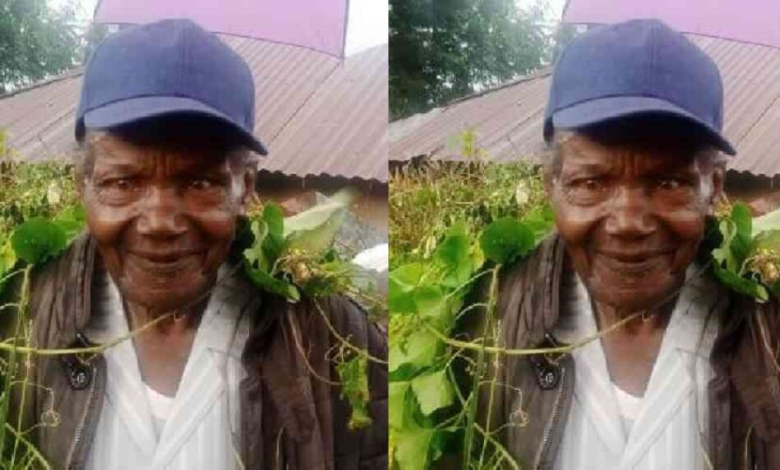 Machuka un vieil homme kenyan de 91 ans revient après 50 ans d'absence avec une canne comme seul bien. Il avait disparu i il y a 50 ans...