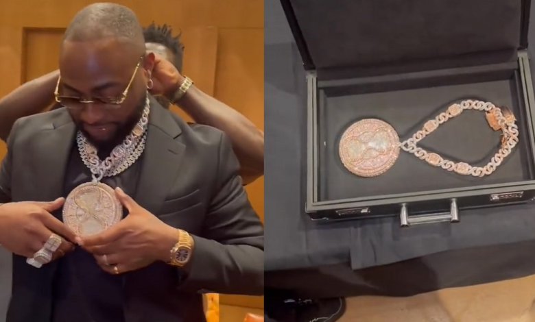 Davido claque plus de 500 millions de Nairas dans un pendentif en diamant en hommage à son tout dernier album Timeles.