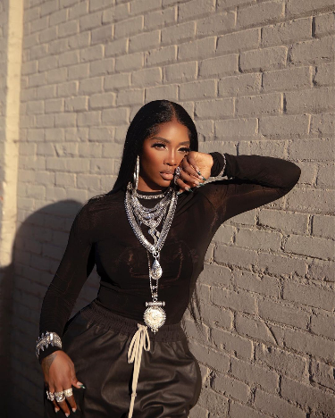 Tiwa Savage lance un appel à l’émancipation de la femme. Elle encourage ses consœurs à faire comme elle, à être indépendant.