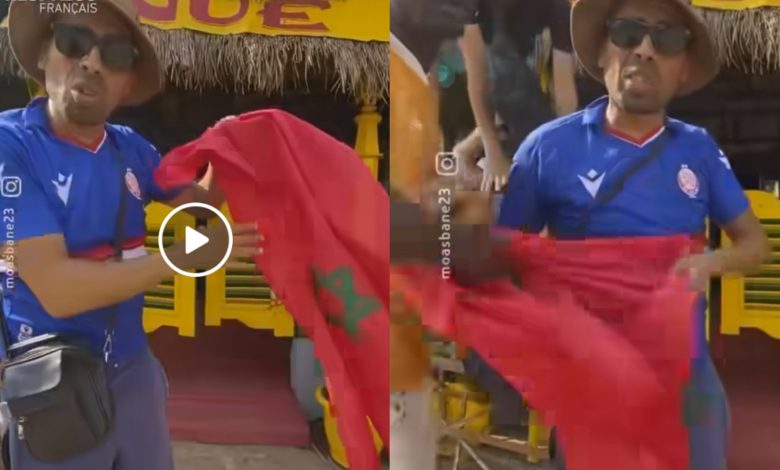 Des marocains retirent un faux drapeau de leur pays en Côte d'Ivoire