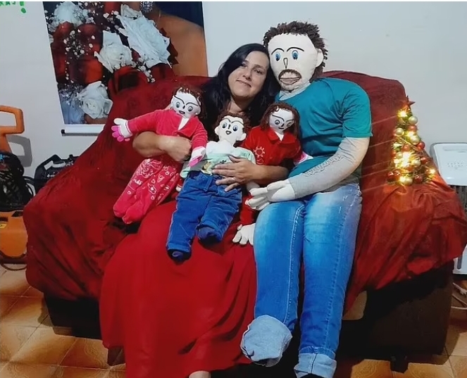 Meirivone Rocha Moraes et sa famille de poupée, son époux Marcelo 