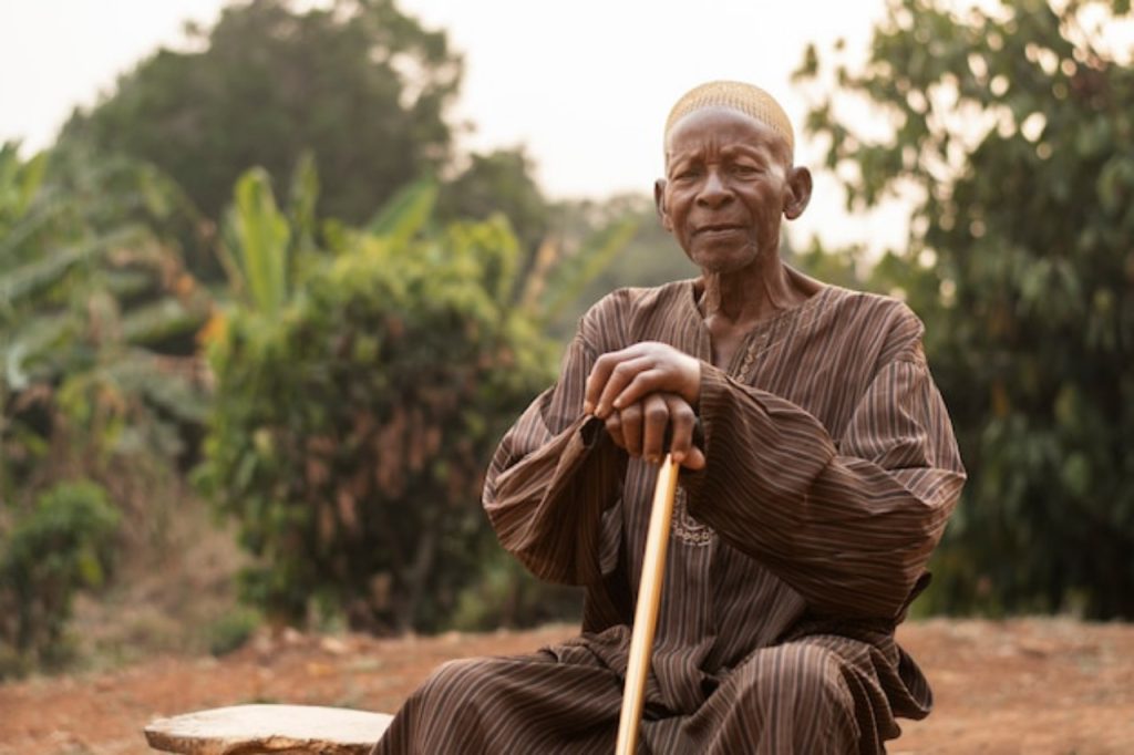 Une personne âgée en Afrique, image d'illustration 
