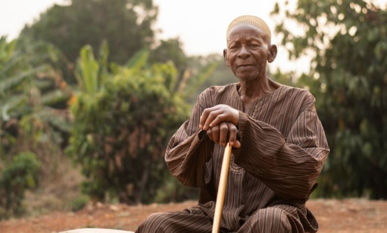 Une personne âgée en Afrique, image d'illustration